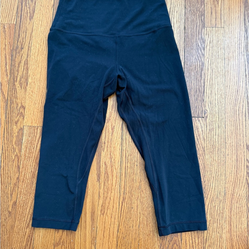 Lululemon Cropped Black Leggings, size 8. Excellent condition.